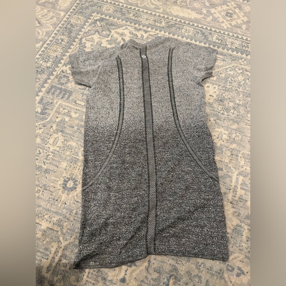 Lululemon Swiftly Tee Top 4 Special Ombré Grey - Picture 2 of 3